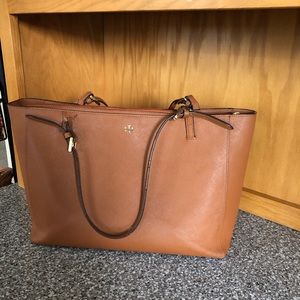TORY BURCH YORK BUCKLE TOTE 22149613 210 LUGGAGE